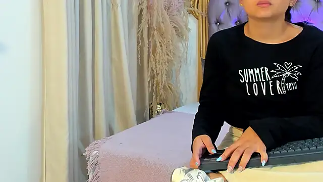 AnnieVegga online show from September 26, 2025, 12:23 pm