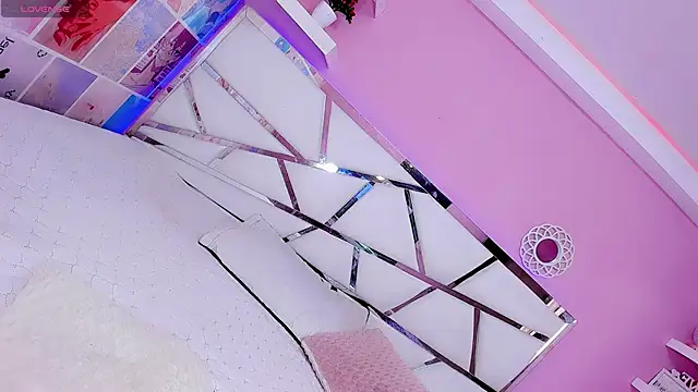 Miacuteee online show from November 18, 2025, 8:45 pm