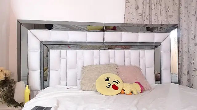 Snapshot of RebeccaGolden chatting on September 17, 2025, 8:05 am RebeccaGolden online show from September 17, 2025, 8:05 am