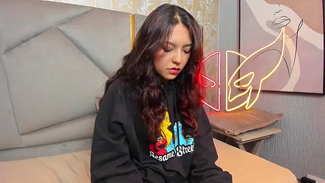 Elliecute online show from October 1, 2025, 2:21 pm