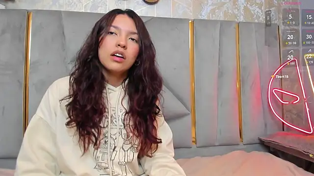 Elliecute online show from October 3, 2025, 2:07 pm