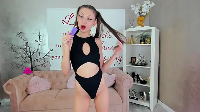 Snapshot of ReynaTheVixen chatting on October 30, 2025, 5:54 pm ReynaTheVixen online show from October 30, 2025, 5:54 pm