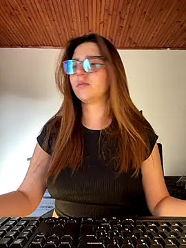 Snapshot of CoraVibes chatting on October 3, 2025, 7:26 pm CoraVibes online show from October 3, 2025, 7:26 pm