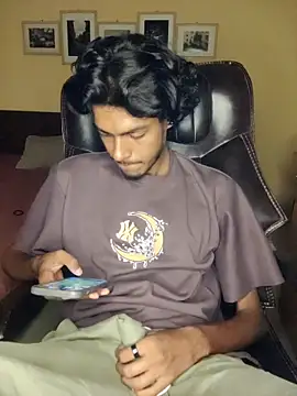 Snapshot of thecatfish chatting on October 29, 2025, 11:47 pm thecatfish online show from October 29, 2025, 11:47 pm