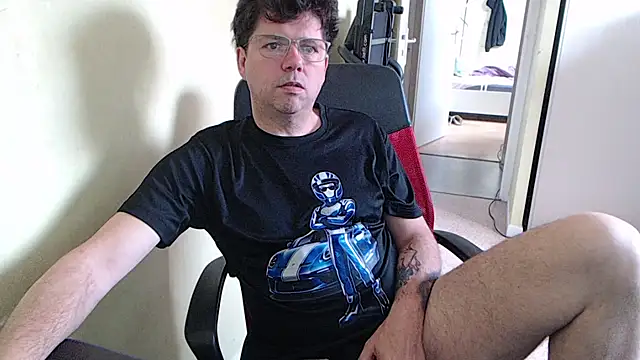 blueandwhite1 online show from April 16, 2026, 7:42 am