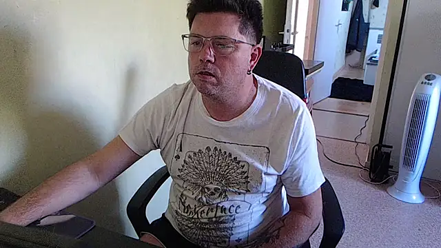 Snapshot of blueandwhite1 chatting on September 18, 2025, 2:20 pm blueandwhite1 online show from September 18, 2025, 2:20 pm