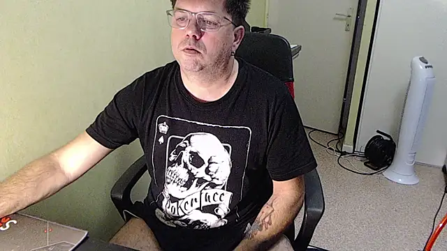 blueandwhite1 online show from November 12, 2025, 9:02 am