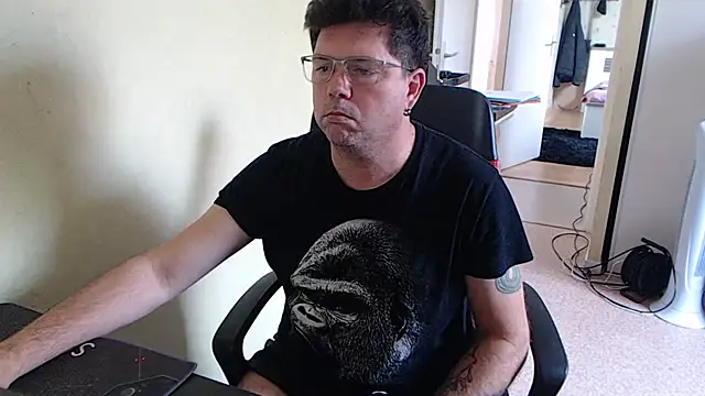 Snapshot of blueandwhite1 chatting on October 9, 2025, 2:50 pm blueandwhite1 online show from October 9, 2025, 2:50 pm