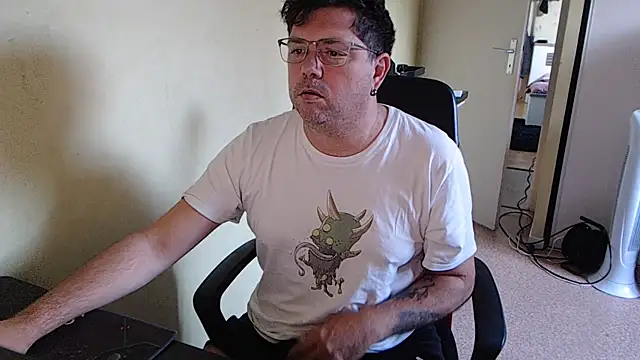 Snapshot of blueandwhite1 chatting on October 11, 2025, 7:09 am blueandwhite1 online show from October 11, 2025, 7:09 am