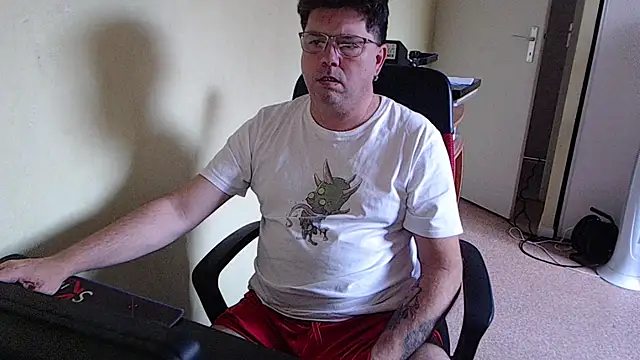 blueandwhite1 online show from November 4, 2025, 3:38 pm