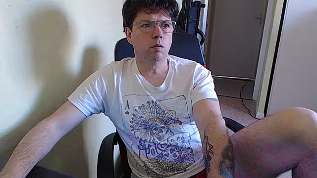 blueandwhite1 online show from April 15, 2026, 8:20 am