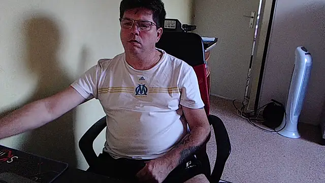 Snapshot of blueandwhite1 chatting on October 13, 2025, 4:52 pm blueandwhite1 online show from October 13, 2025, 4:52 pm