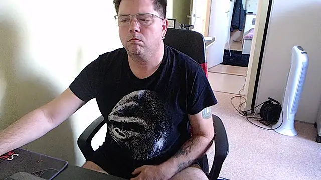 Snapshot of blueandwhite1 chatting on October 15, 2025, 2:58 pm blueandwhite1 online show from October 15, 2025, 2:58 pm