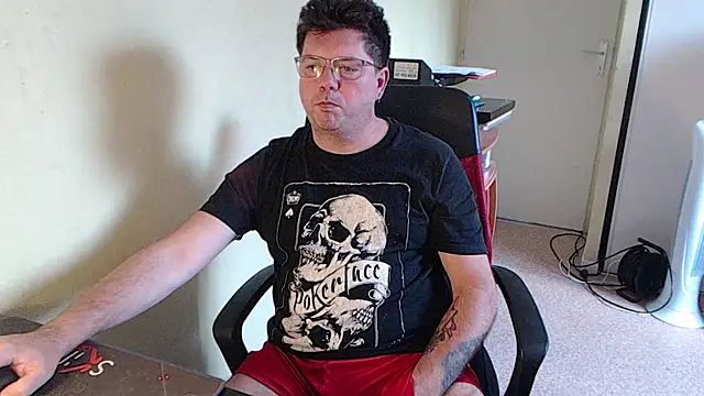 Snapshot of blueandwhite1 chatting on October 4, 2025, 7:54 am blueandwhite1 online show from October 4, 2025, 7:54 am