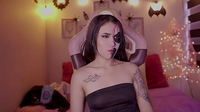 Snapshot of _chloe_moons_ chatting on October 15, 2025, 9:23 pm  chloe moons  online show from October 15, 2025, 9:23 pm