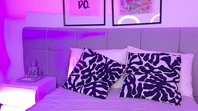 FranchescaVeleska online show from November 19, 2025, 8:53 pm