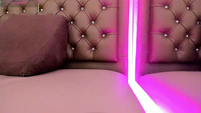 Zoe-Johnson  online show from September 25, 2025, 9:32 pm