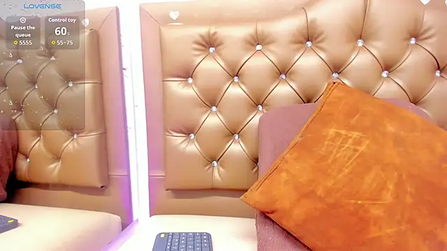 Zoe-Johnson  online show from October 7, 2025, 10:00 pm