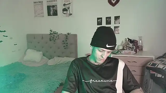 2cyboy  online show from September 8, 2025, 7:57 pm