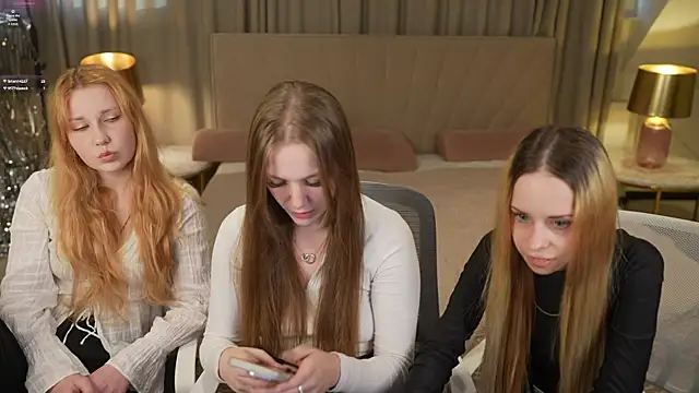 Snapshot of Ella_054 chatting on October 13, 2025, 2:29 pm Ella 054 online show from October 13, 2025, 2:29 pm