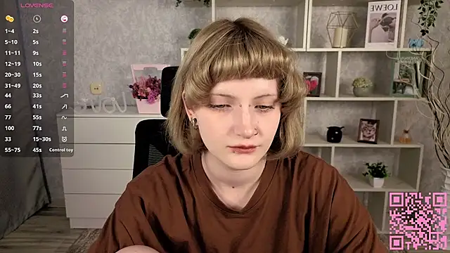 Snapshot of EchoBloom chatting on October 21, 2025, 10:47 am EchoBloom online show from October 21, 2025, 10:47 am