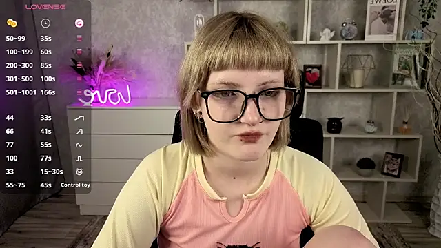 Snapshot of EchoBloom chatting on October 18, 2025, 11:01 am EchoBloom online show from October 18, 2025, 11:01 am