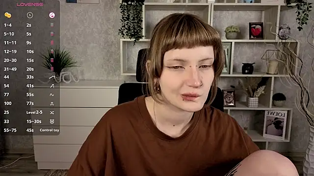 Snapshot of EchoBloom chatting on October 31, 2025, 10:45 am EchoBloom online show from October 31, 2025, 10:45 am