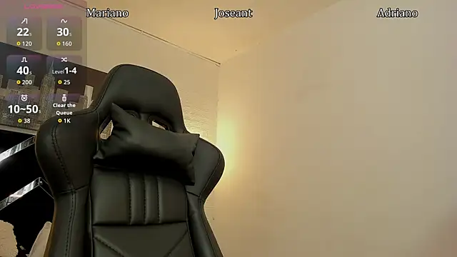 iamCharlotte19 online show from October 15, 2025, 7:33 pm