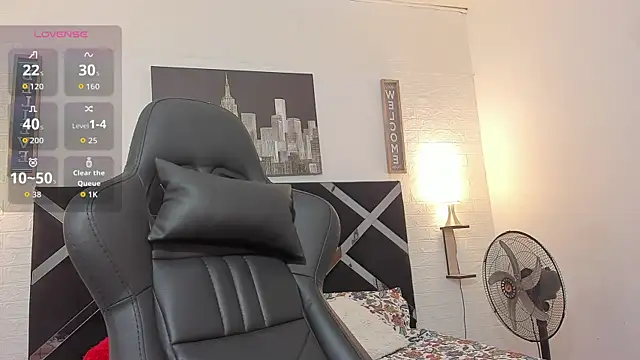 iamCharlotte19 online show from October 2, 2025, 6:55 pm