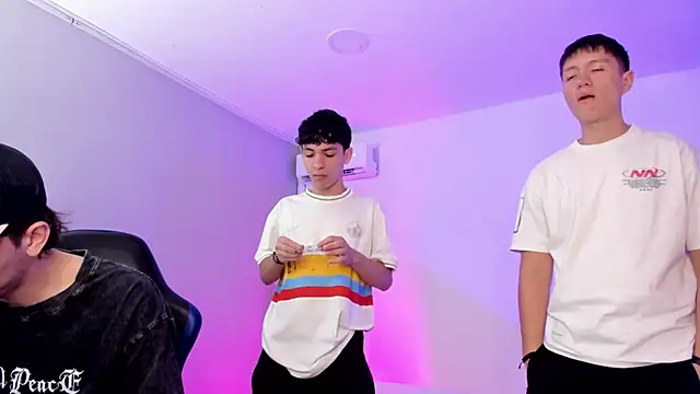 Handsomeboyss19 online show from May 9, 2026, 8:34 pm
