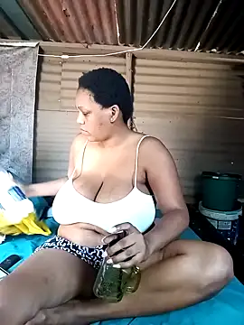 Snapshot of HappygalTheQueen chatting on October 2, 2025, 11:13 am HappygalTheQueen online show from October 2, 2025, 11:13 am