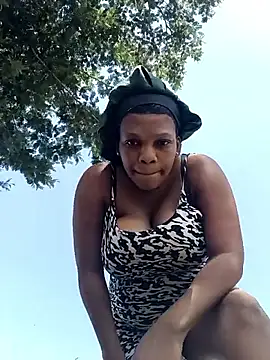 Snapshot of HappygalTheQueen chatting on October 17, 2025, 12:18 pm HappygalTheQueen online show from October 17, 2025, 12:18 pm