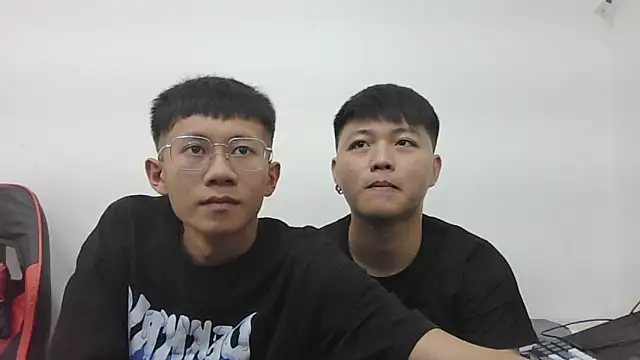 zhu000000 online show from April 12, 2026, 7:33 am