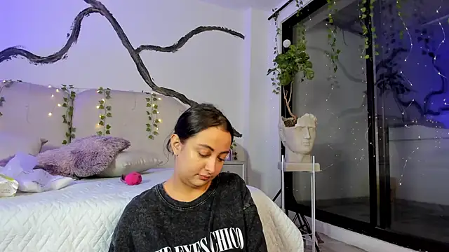 Snapshot of SarahCastro1_ chatting on October 6, 2025, 2:02 am SarahCastro1 online show from October 6, 2025, 2:02 am