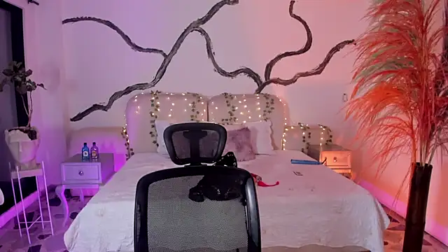 Snapshot of SarahCastro1_ chatting on September 29, 2025, 4:30 am SarahCastro1 online show from September 29, 2025, 4:30 am