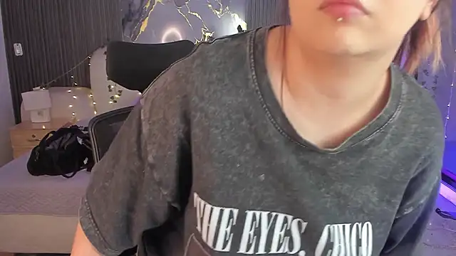 SarahCastro1  online show from February 22, 2026, 4:59 am