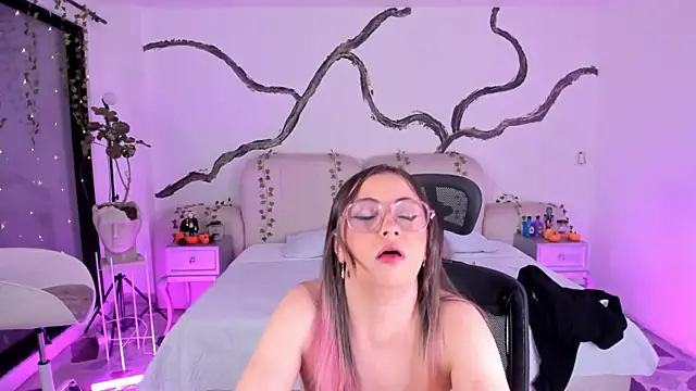 Snapshot of SarahCastro1_ chatting on October 25, 2025, 5:17 am SarahCastro1 online show from October 25, 2025, 5:17 am