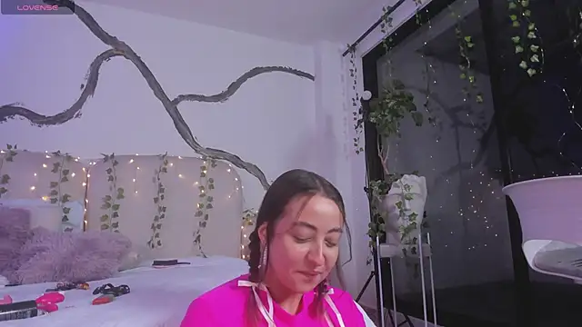 Snapshot of SarahCastro1_ chatting on October 9, 2025, 3:29 am SarahCastro1 online show from October 9, 2025, 3:29 am