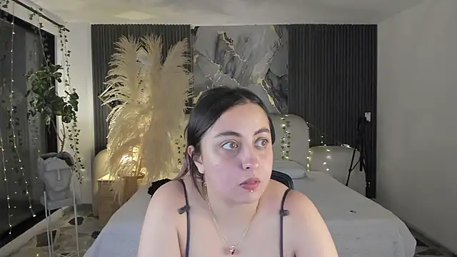 SarahCastro1  online show from March 6, 2026, 3:56 am