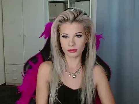 Snapshot of KristineGlow chatting on October 21, 2025, 6:13 am KristineGlow online show from October 21, 2025, 6:13 am