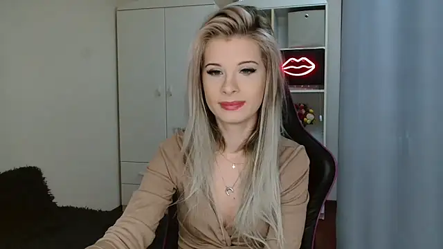 Snapshot of KristineGlow chatting on October 15, 2025, 7:05 am KristineGlow online show from October 15, 2025, 7:05 am