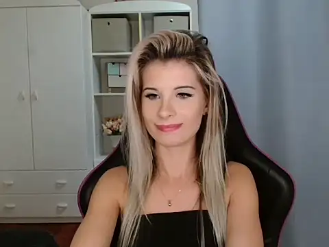 KristineGlow online show from November 25, 2025, 7:25 pm