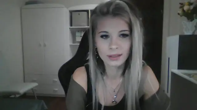 Snapshot of KristineGlow chatting on September 30, 2025, 2:01 pm KristineGlow online show from September 30, 2025, 2:01 pm