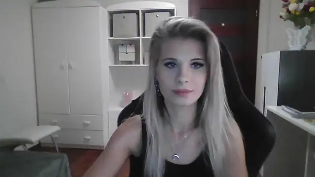 Snapshot of KristineGlow chatting on October 3, 2025, 6:20 pm KristineGlow online show from October 3, 2025, 6:20 pm