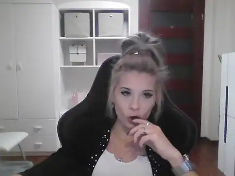 Snapshot of KristineGlow chatting on October 9, 2025, 7:09 am KristineGlow online show from October 9, 2025, 7:09 am