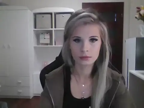 Snapshot of KristineGlow chatting on October 3, 2025, 6:15 am KristineGlow online show from October 3, 2025, 6:15 am