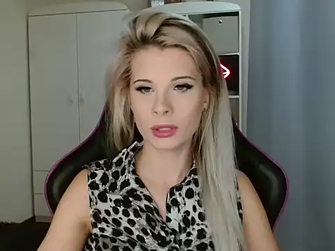 Snapshot of KristineGlow chatting on October 24, 2025, 6:12 am KristineGlow online show from October 24, 2025, 6:12 am