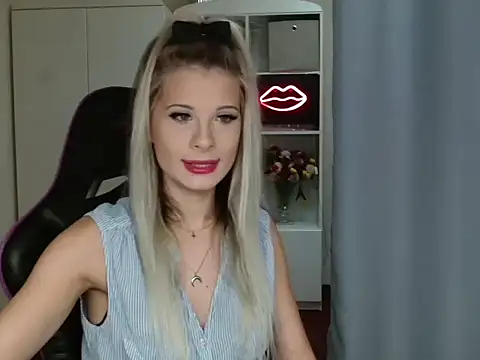 Snapshot of KristineGlow chatting on October 17, 2025, 6:28 am KristineGlow online show from October 17, 2025, 6:28 am