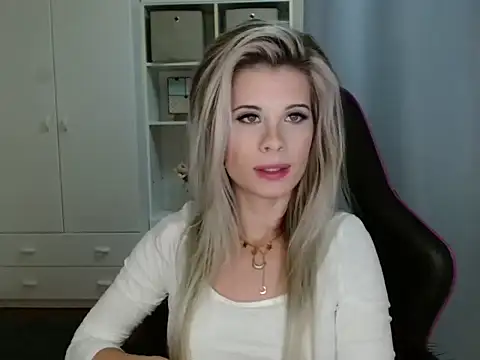 KristineGlow online show from November 6, 2025, 7:29 pm