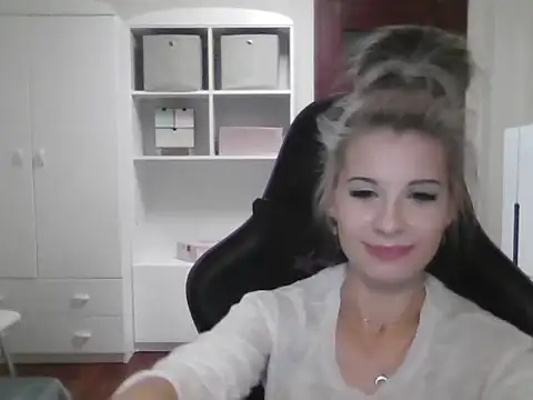 Snapshot of KristineGlow chatting on October 10, 2025, 6:20 pm KristineGlow online show from October 10, 2025, 6:20 pm